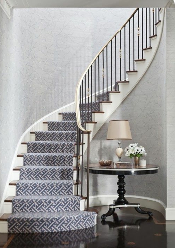 地毯的楼梯，在灰色的内饰设计