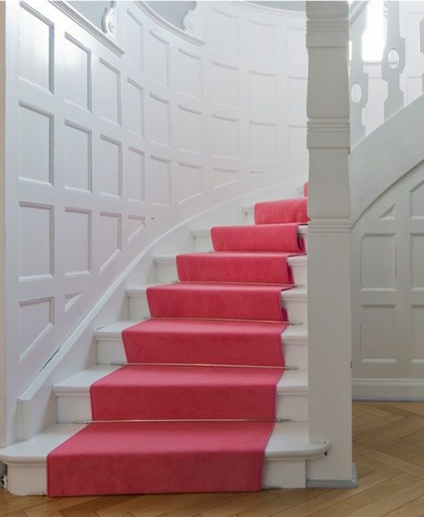美丽的地毯楼梯，在粉红色的