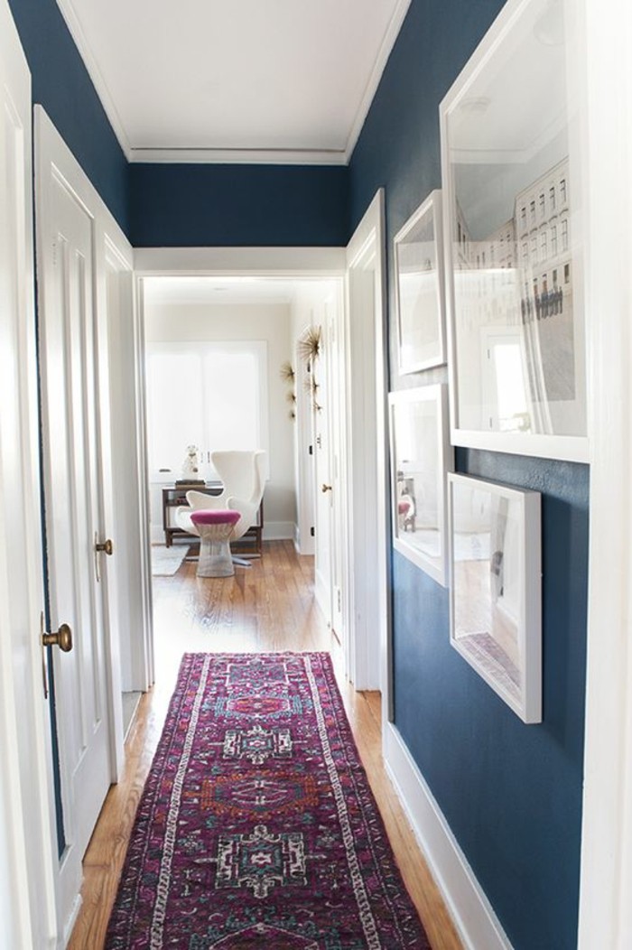 Χαλί-in-the-πάτωμα-πορφυρό χρώμα και μπλε τοίχους