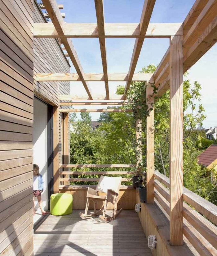 健壮的天然木质阳台遮荫设计与放松的扶手椅
