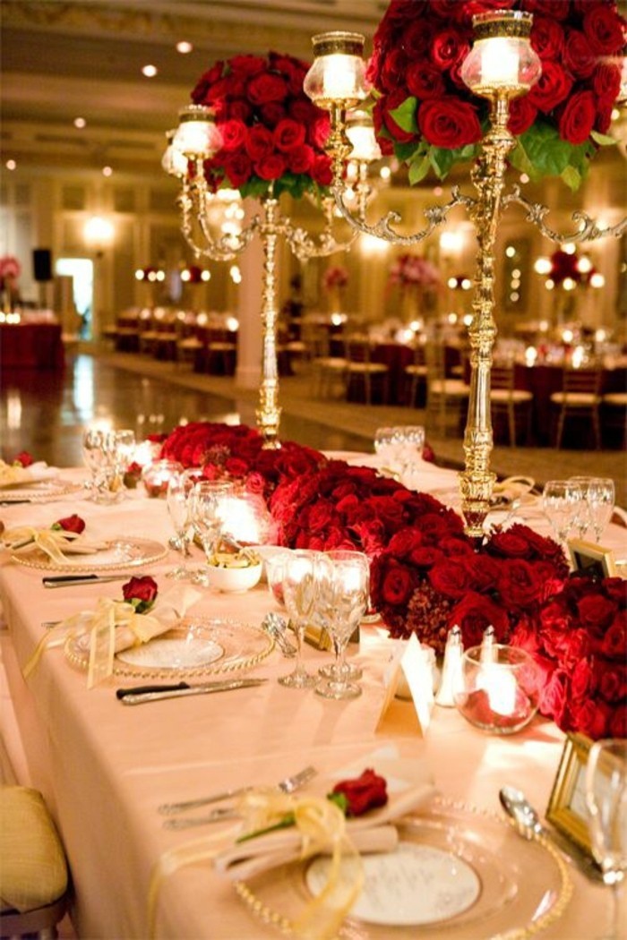 الديكور الجدول زفاف زينت مع-الورود الحمراء