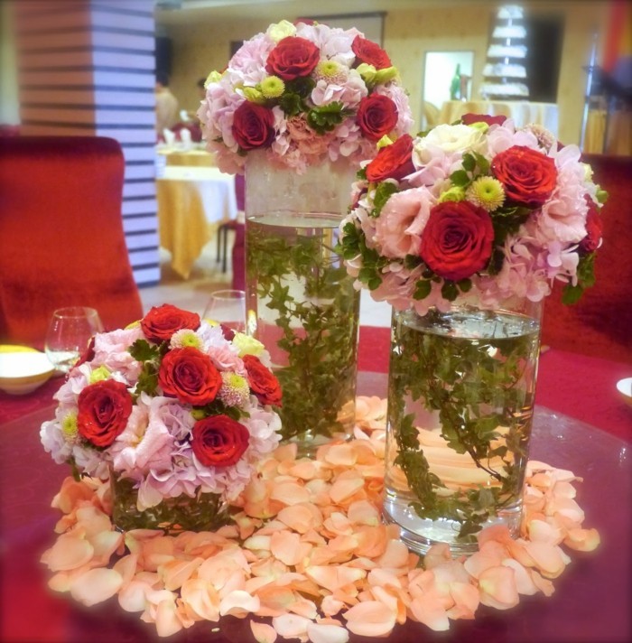 टेबल सजावट-साथ-गुलाब-इन-अलग-रंग