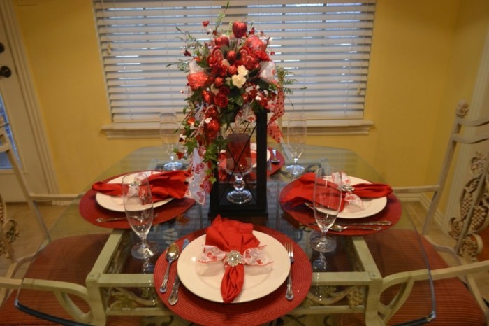 टेबल सजावट-साथ गुलाब और लालटेन