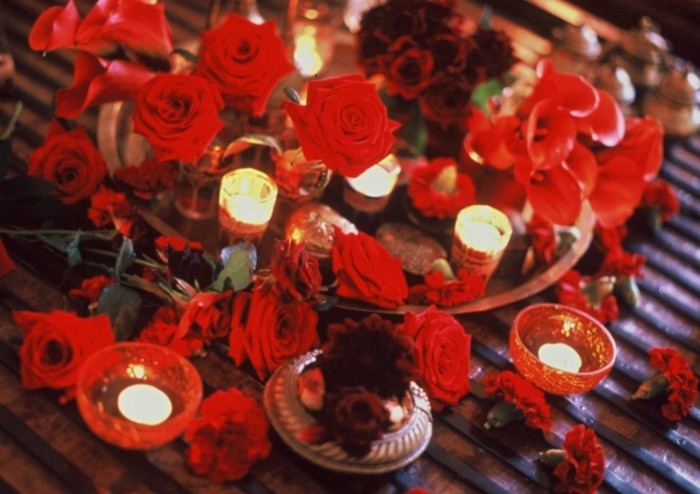 Decoración de la tabla-con-rosas cubiertas completamente mesa