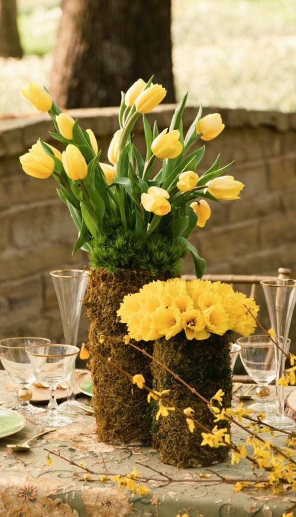 Decoración de la mesa con los tulipanes amarillos