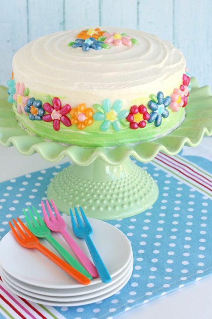 自己做复活节的奶油蛋糕，并用花卉图案装饰