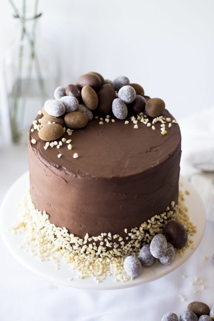 עוגת שוקולד לקשט את הפסחא עם ביצי פסחא קטנות