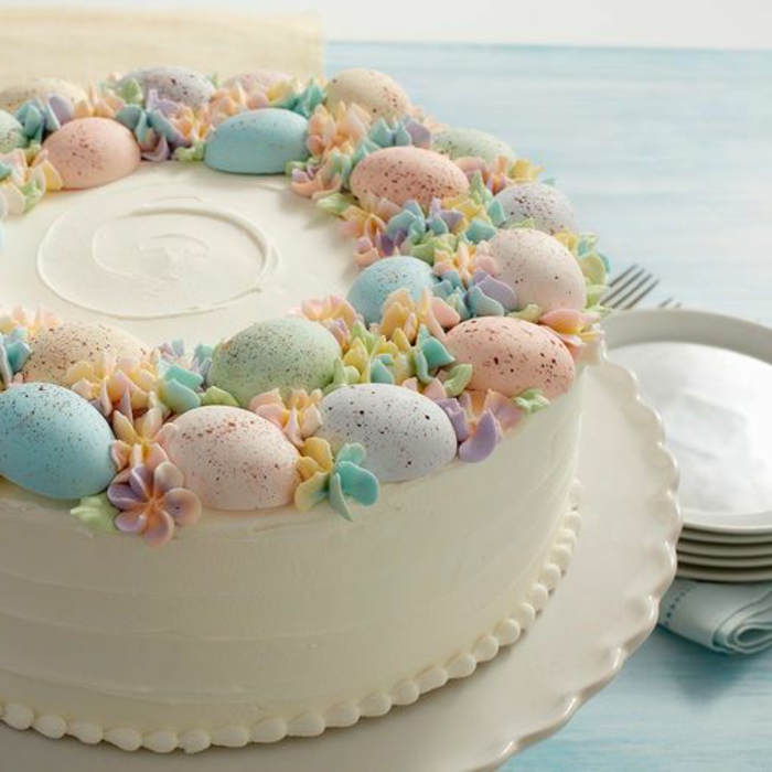 复活节装饰蛋糕春天的颜色和五颜六色的斑点的鸡蛋