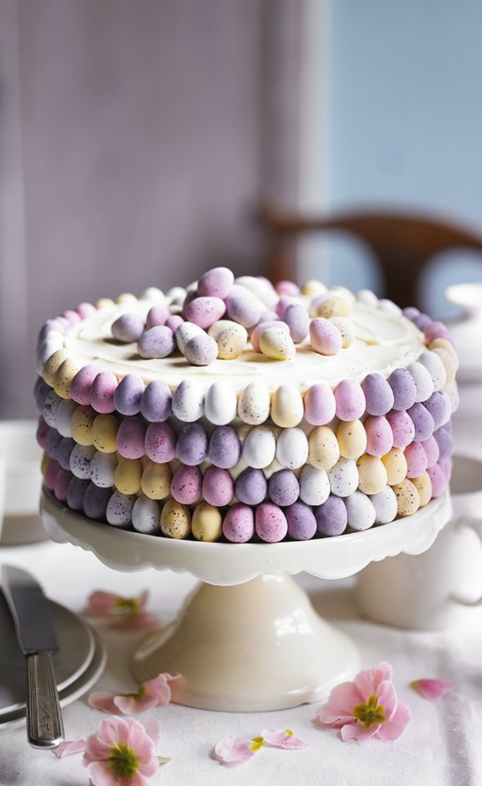 עוגה לחג הפסחא מעוטר עם ביצים פסחא סוג לחג
