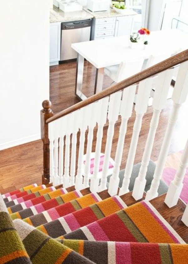 在五彩缤纷的色彩大楼梯地毯