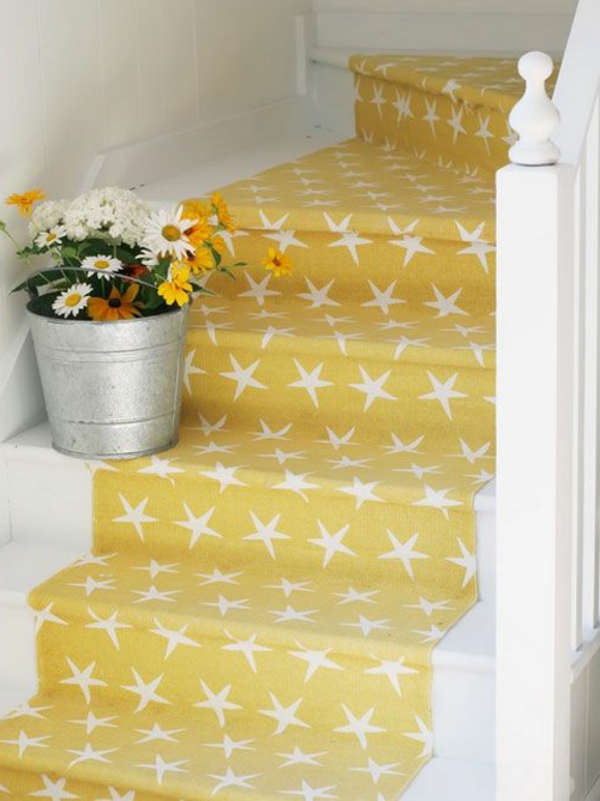 楼梯黄色地毯明星，鲜花