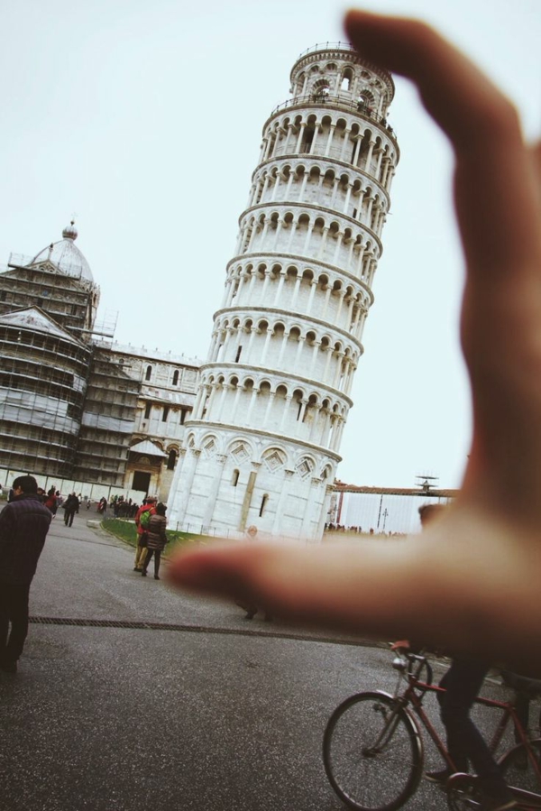 liuskekivi torni-of-Pisa käden