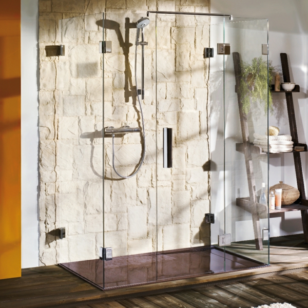 U型淋浴 - 现代设计石墙和步入式淋浴间