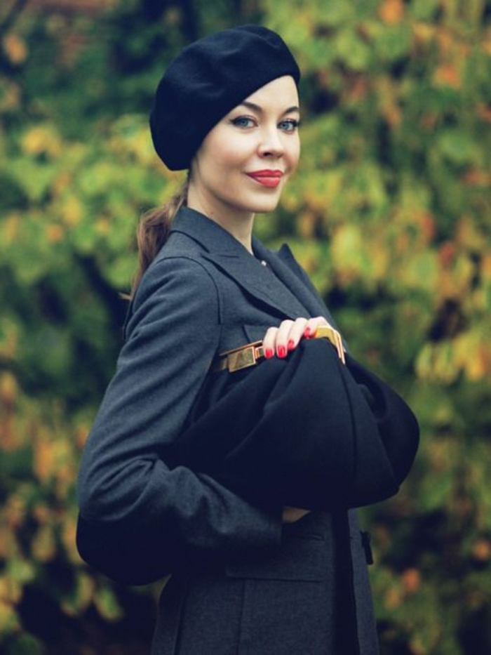 Ulyana-Sergeenko photo clou d'embrayage rouge chic et élégant à ongles rouge à lèvres rouge et chapeau noir
