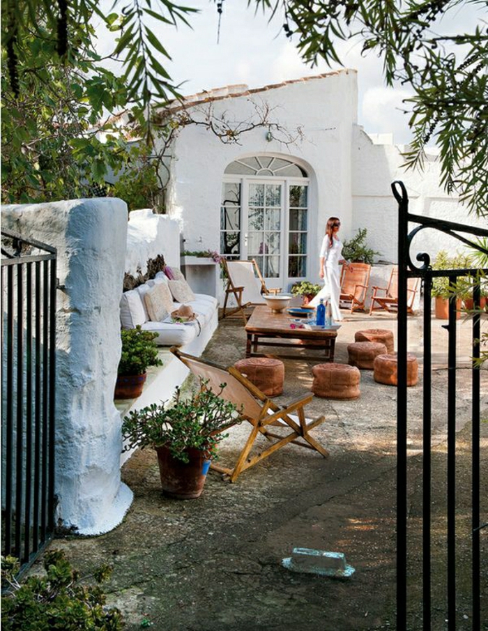 Villa-Menorca-Espanja-Välimeren tyyliin jakkara lepotuoleja kukkaruukkuja