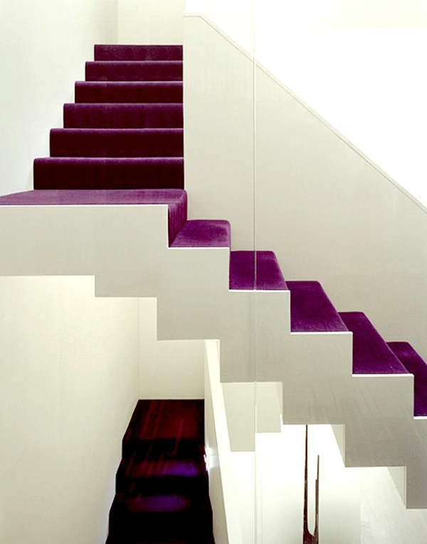 Lila szőnyeg lépcsőház design ötlet
