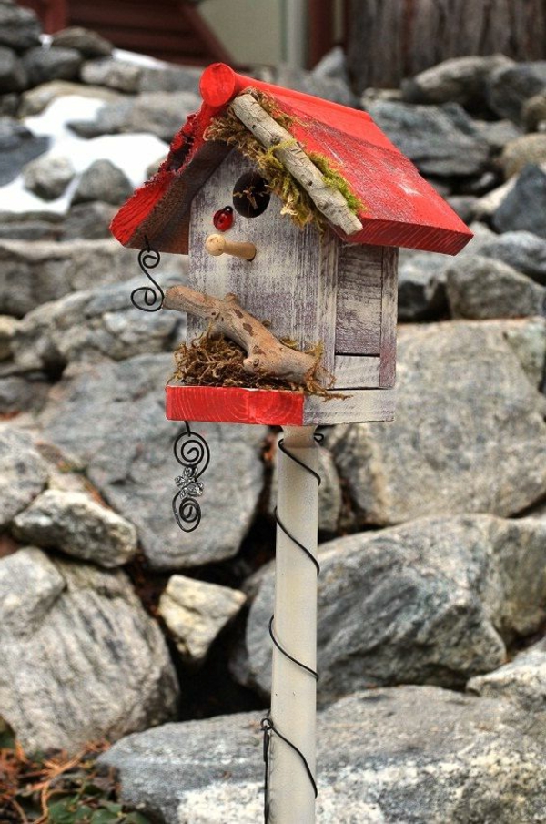 maisons-vous-faire des nourrissage des oiseaux en bois rouge