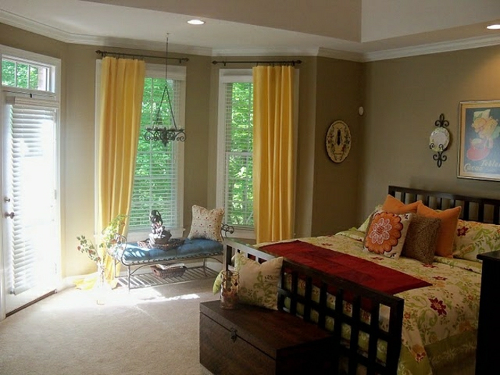חדר השינה בצבע קפוצ'ינו וול מצעים צהוב-וילון צבעוני