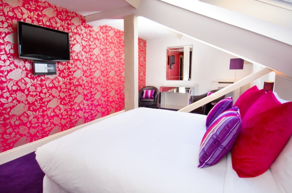 Стена тапети-розова спалня