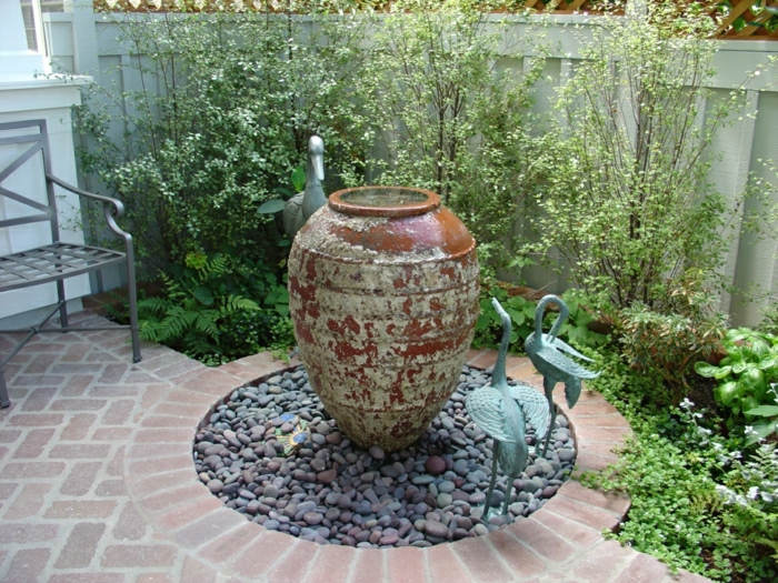 Водата извор на заден двор Пейка от ковано желязо декоративни камъни
