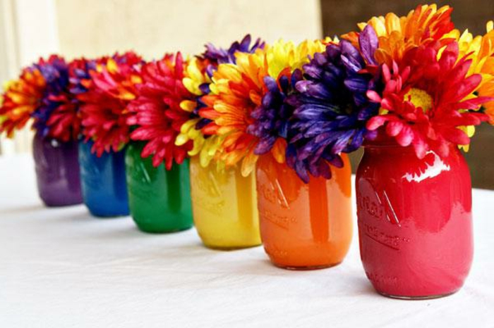 Kevät koristelu lasilla - useita kukkia vastaavissa väreissä