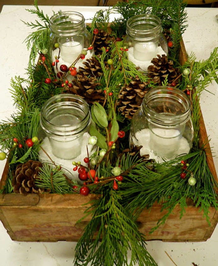 Koristele joululaseja - adventtikukka, jossa oksat ja kynttilät lasissa