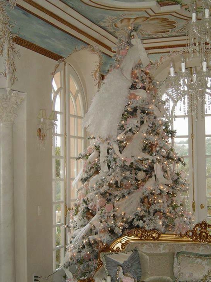 Karácsonyfa feldíszített-in-fehér