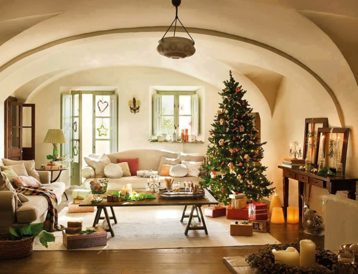 Karácsonyfa feldíszített-kis lakás