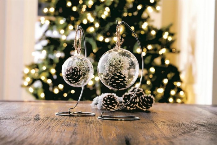क्रिसमस-साथ-सनोबर की चिलग़ोज़ा-पत्रिका में स्पष्ट गेंदों