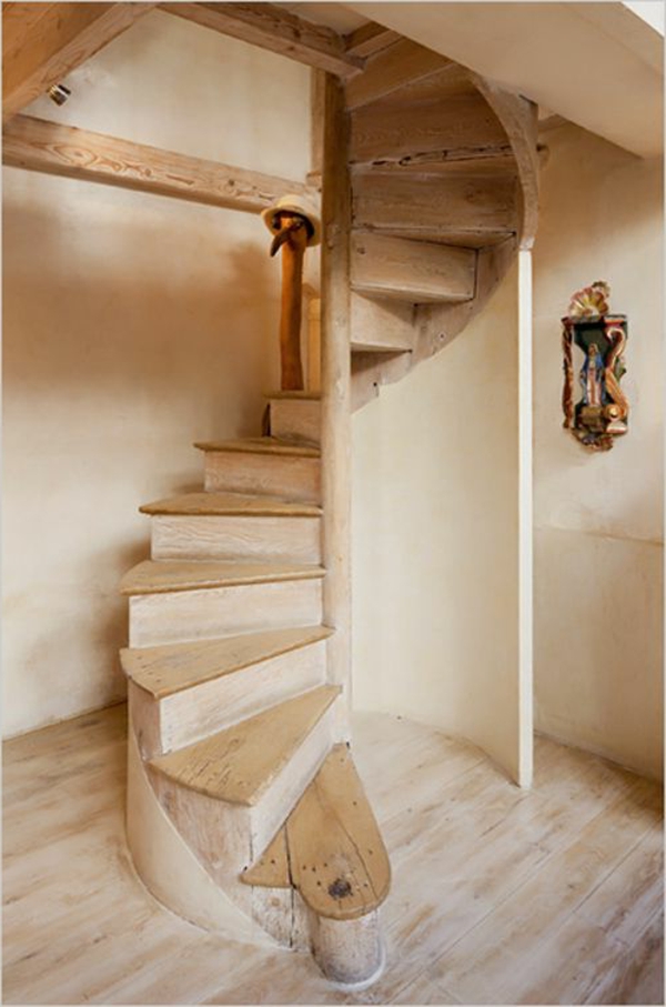 सर्पिल सीढ़ी-से-लकड़ी साधारण डिजाइन