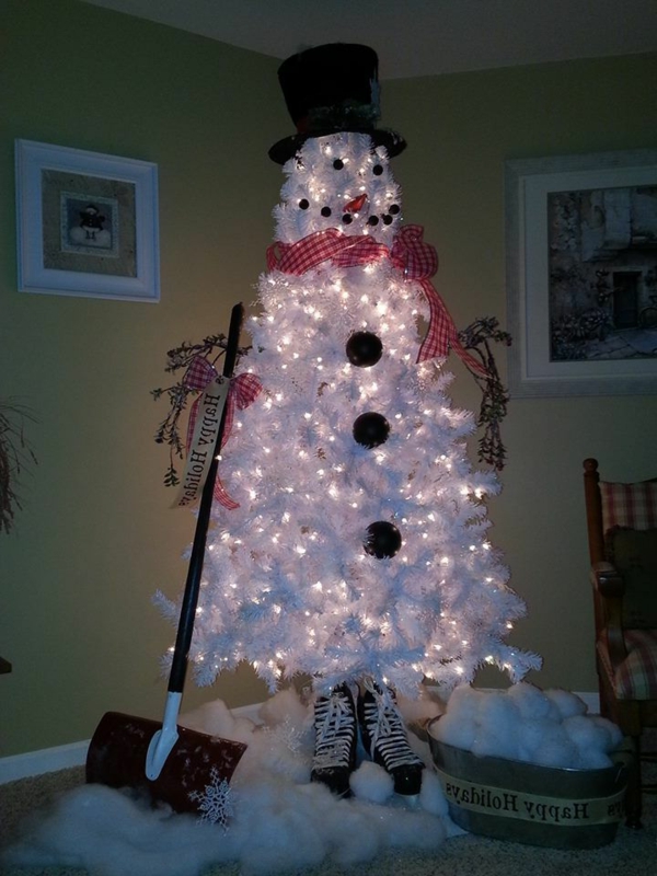 לבן קישוט של חג המולד - איש שלג, עץ של אשוח, מאיר