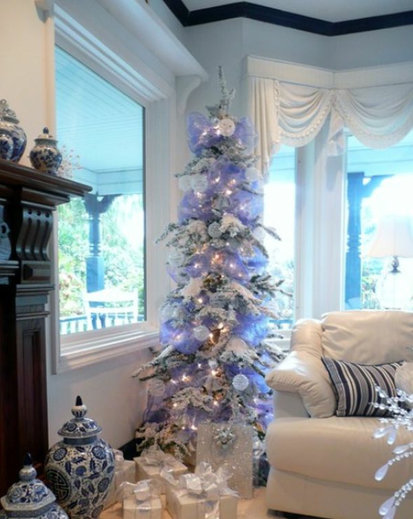 קישוט חג המולד לבן לסלון - עץ חג המולד מפואר