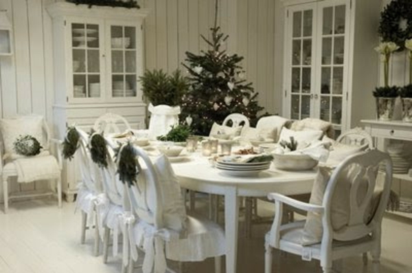 קישוט חג המולד הלבן - בחדר האוכל האלגנטי הגדול