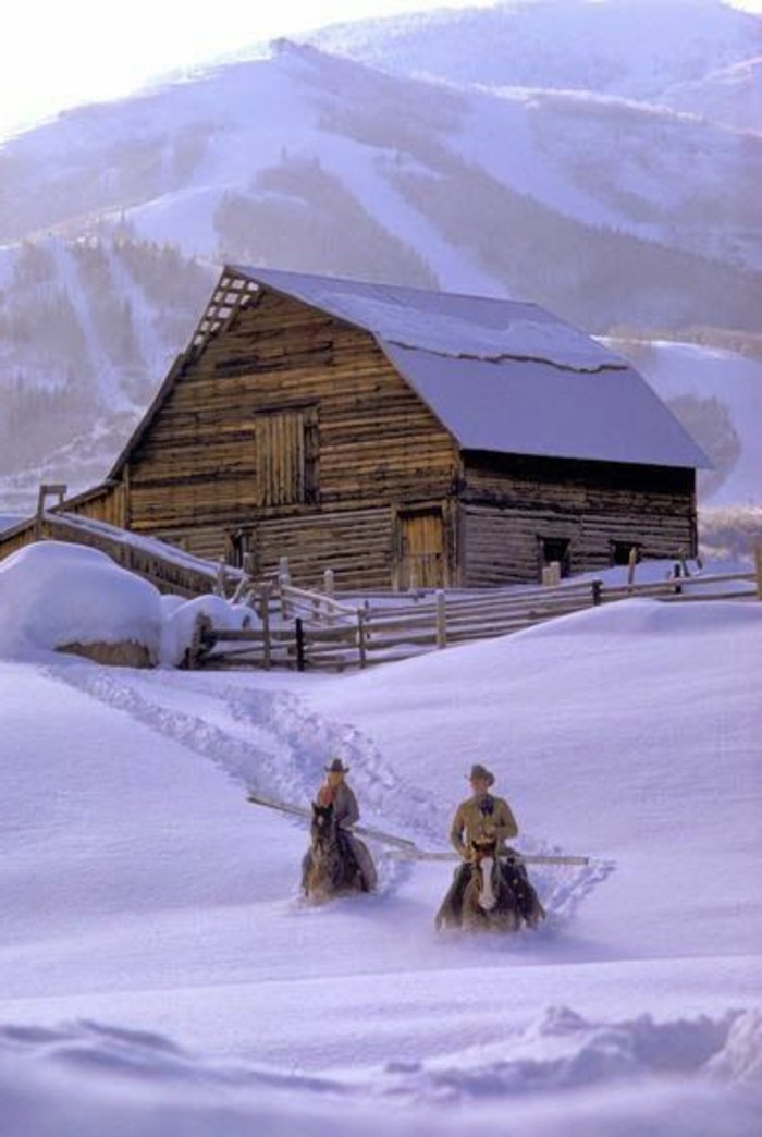 冬季图片村在山上骑马由这雪