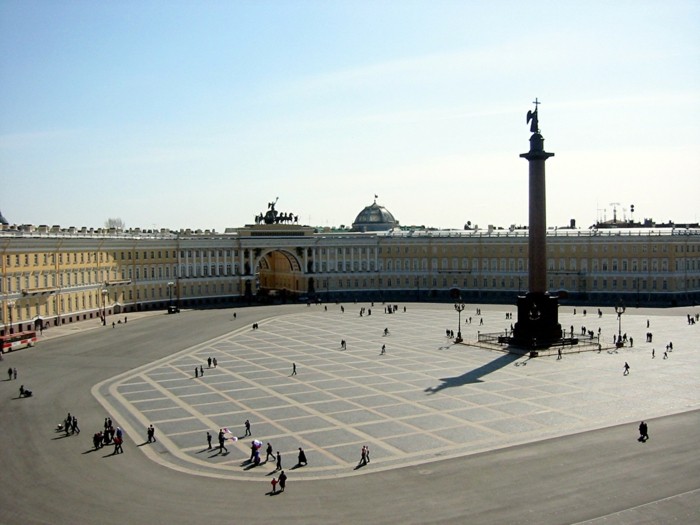 Talvipalatsi ja Aleksanterin pylväs-in-Pietari-Russia arkkitehtuuri-tilassa-barokki