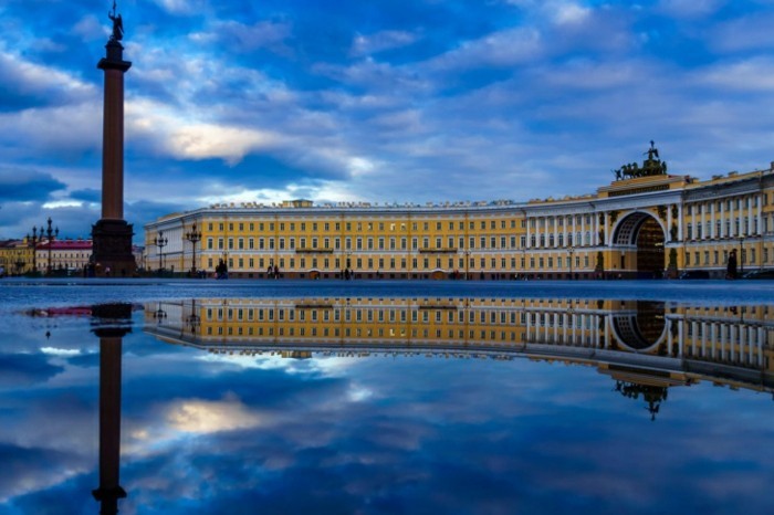Talvipalatsi ja Aleksanterin pylväs-in-Pietari-Venäjä barokki-tilassa arkkitehtuuri