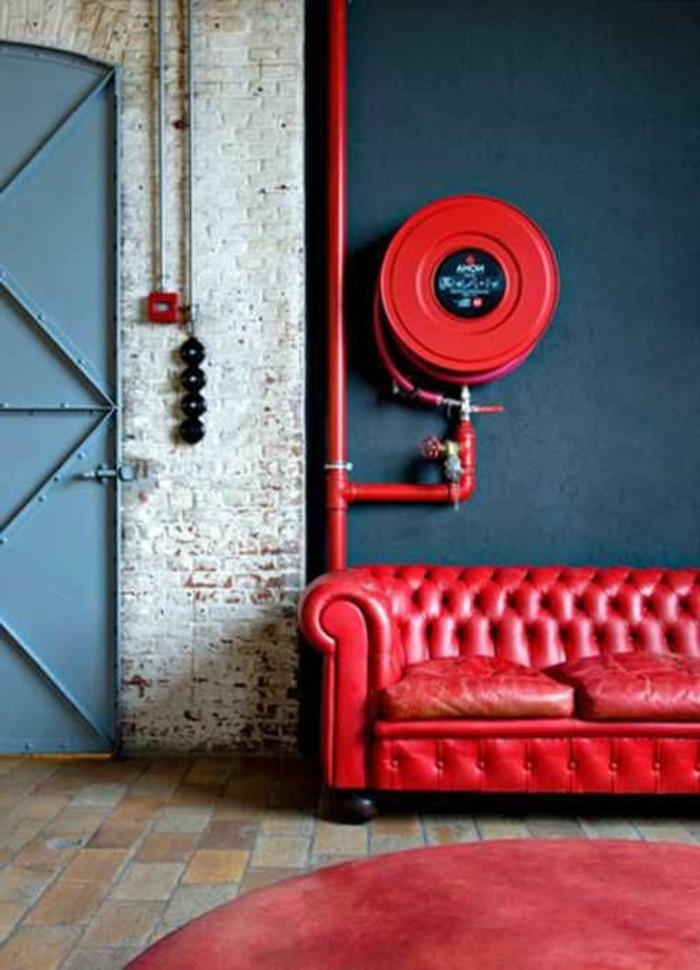 अपार्टमेंट में औद्योगिक शैली लाल चमड़े के सोफे