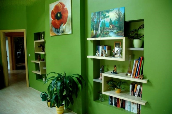Salón con - tonos del color verde de la pared