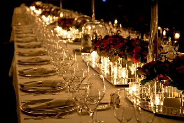 Κομψό τραπέζι δείπνου υπό το φως των κεριών στη ρεσεψιόν