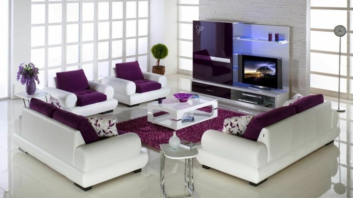 Sala de decorar-con-púrpura de la alfombra