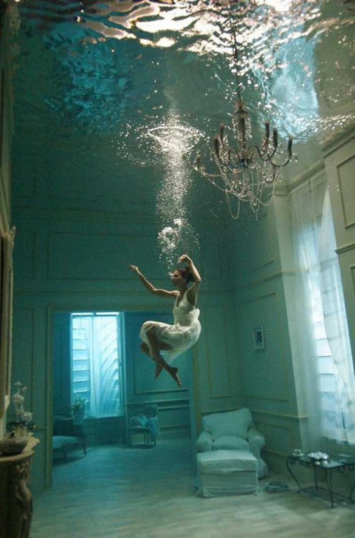 पानी के नीचे कमरे में लड़की