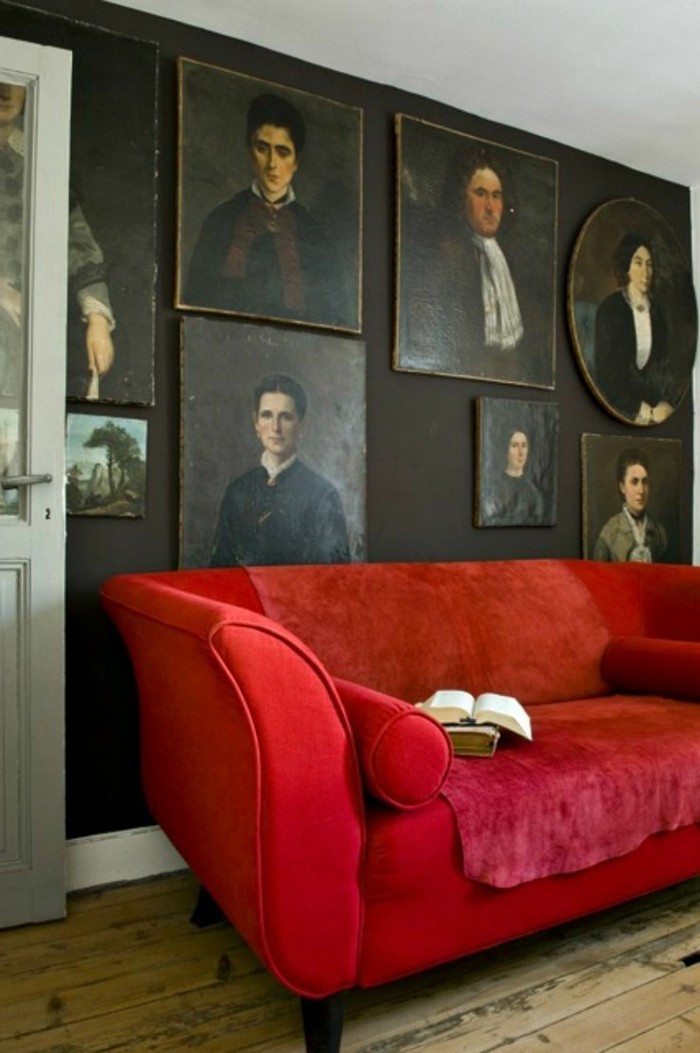 חדר עם-רב-דיוקנאות-an-der-קיר אדום ספה