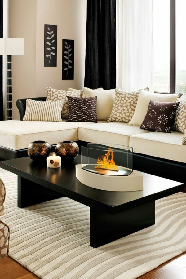 客厅设置 - 在沙发上的现代装饰枕头