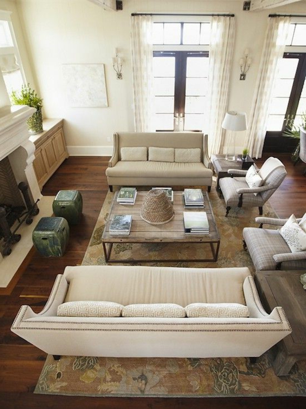 客厅设置 - 明亮的沙发和白色沙发
