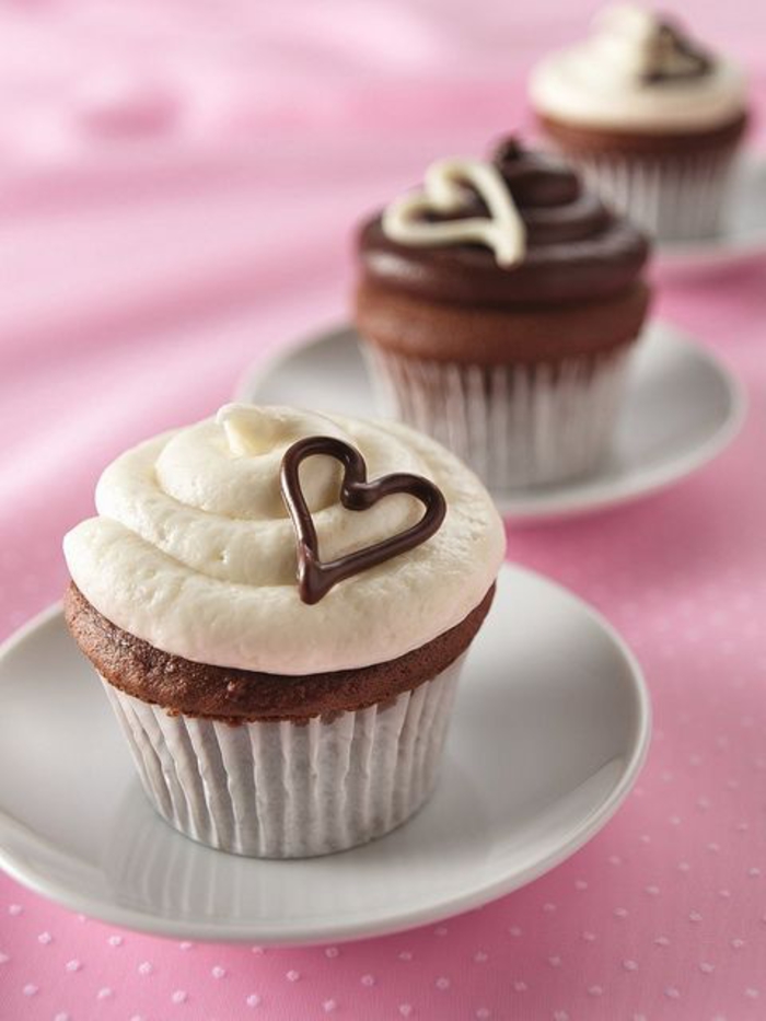 organiser une fête d'adieu pour les collègues, cupcakes avec coeurs, chocolat et crème
