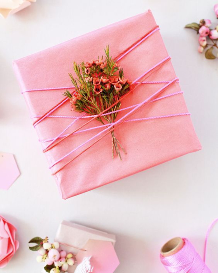 给同事的再见礼物，一盒鲜花，粉红色