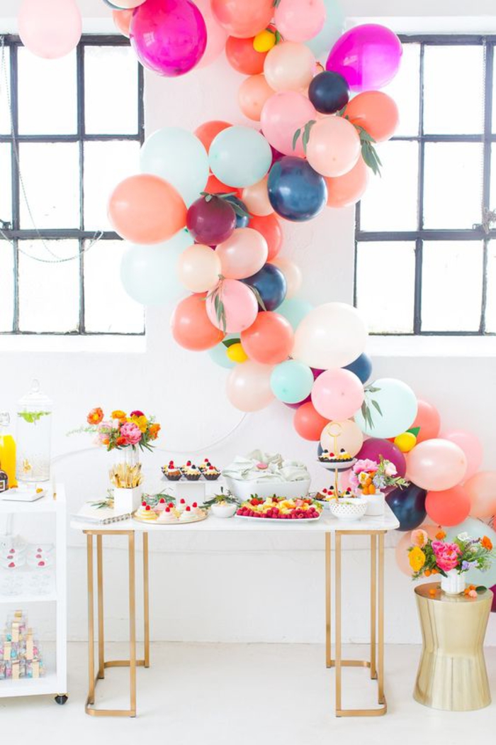organizando una fiesta de despedida, globos, flores y dulces