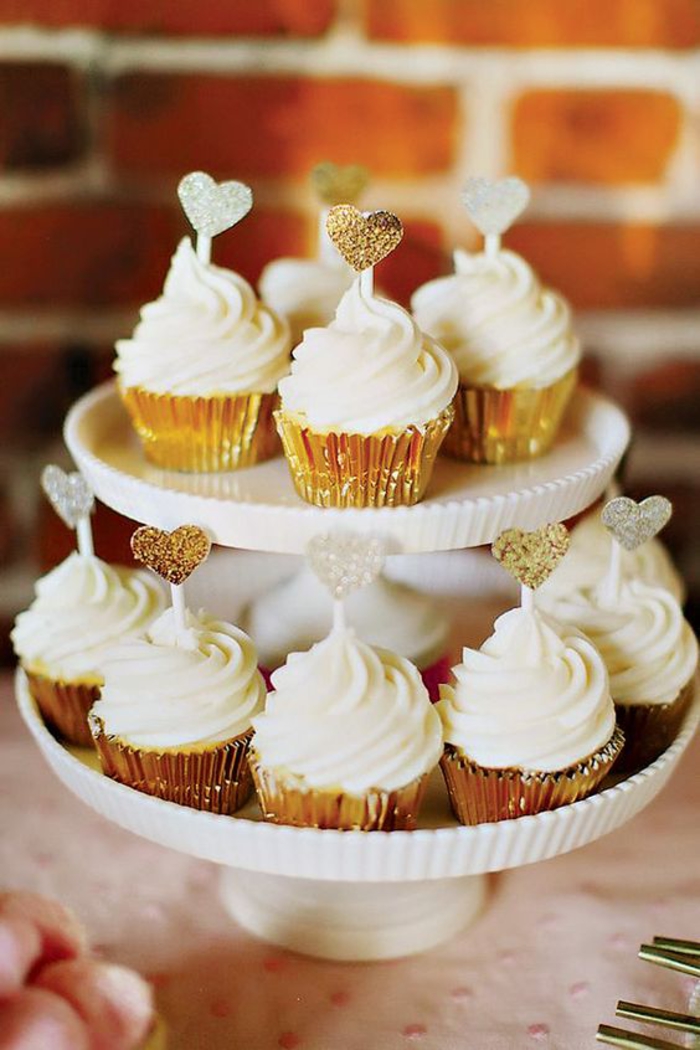organiser une fête d'adieu, cupcakes à la crème, coeurs dorés, amour