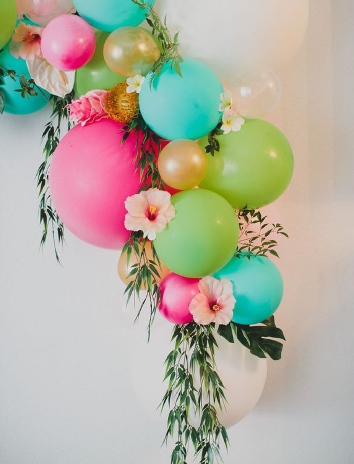 举办欢送会，装饰，气球和鲜花，色彩艳丽