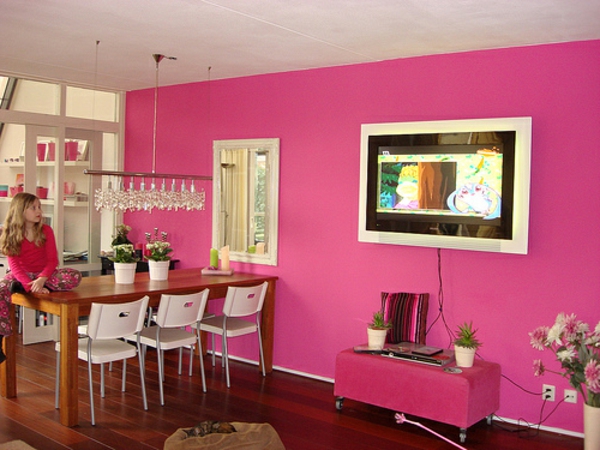 Акцент стена розово кристално боя над масата за хранене
